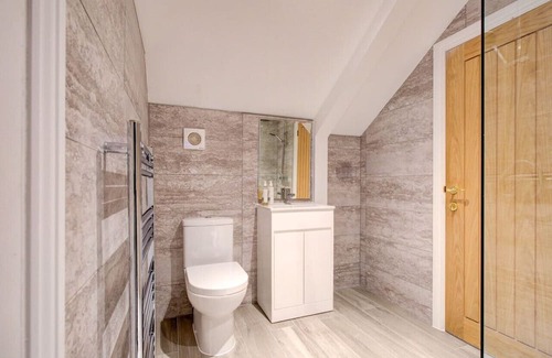 Brentwood House | Spacious Upstairs Bedroom Ensuite with FreeParking