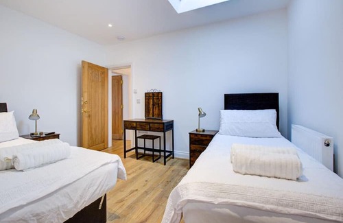 Brentwood House | Spacious Bedroom Ensuite with 2 Single Beds