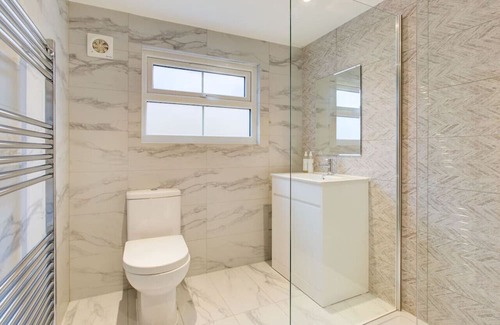 Brentwood House | Spacious Bedroom Ensuite with 2 Single Beds