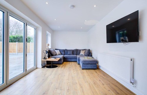 Brentwood House | Stunning Newly Fully Furnished Bedroom Ensuite