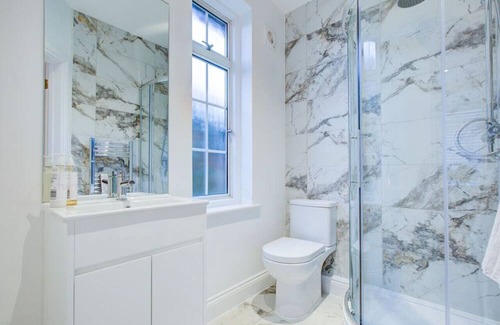 Brentwood House | Spacious Bedroom Ensuite in Brentwood Free Parking