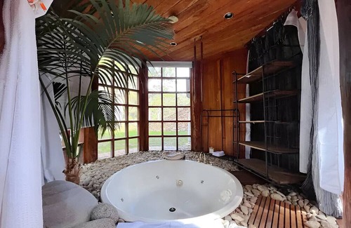 Ridgeway House | ✰Unique Wilderness Retreat 10 mins to CBD ✰ Bath, Heated Floors, Smart TV✰