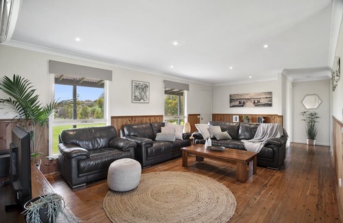 Marengo House | Private Retreat. Set on 1 acre. 5 min walk to the beach. Pet friendly!