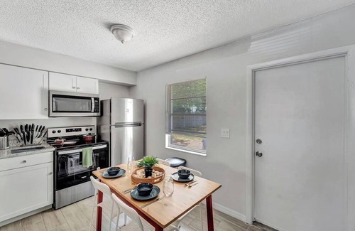 Bayou Oaks House | 2 king beds, large yard, laundry