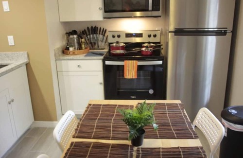 Bayou Oaks House | 2 king beds, large yard, laundry