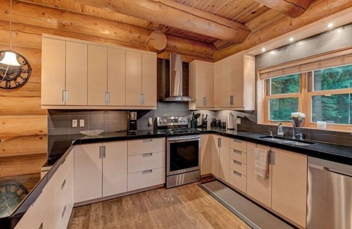 Gore House | Fiddler Lake Resort: Lake Access, Private Jacuzzi