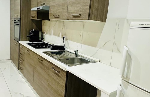 Gzira Apartment | 5-Bedroom APT in Central Area, Queen Beds