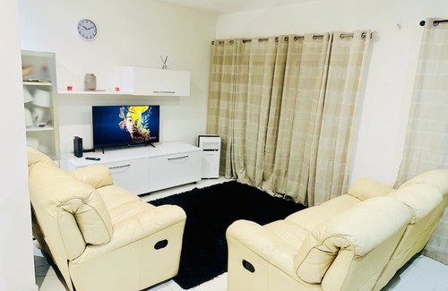 Gzira Apartment | 5-Bedroom APT in Central Area, Queen Beds