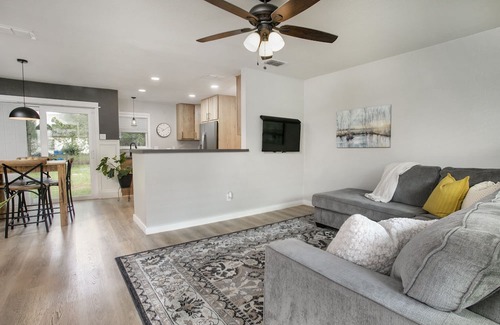 Kilgore House | 2020 Remodel, 1/2 Mile to Restaurants, Shopping, Hiking, Dog Park.