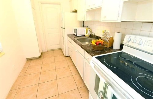 Poinciana Park Apartment | 1 bdr Apartment | Beach 6min | Downtown 4min