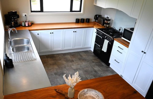 Waitomo District House | Mee ‘N G’s Boat Shed Marokopa’s finest luxury stay!