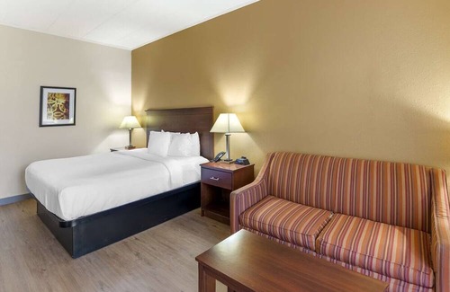 North Chesterfield House | Chic Stay with Free Breakfast Near Major Shopping and Historical Sites