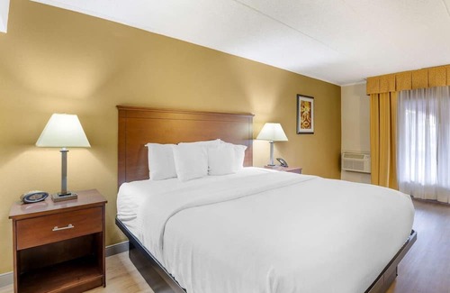 North Chesterfield House | Chic Stay with Free Breakfast Near Major Shopping and Historical Sites