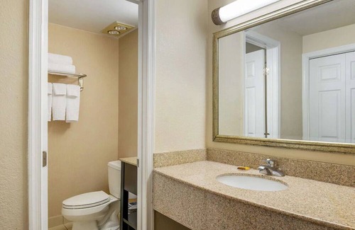 North Chesterfield House | Sleek Stay Perfect for Corporate Guests with Weekly Laundry Needs