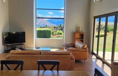 Kawarau Falls House | Sunny 3 bedroom home in Luxury Estate