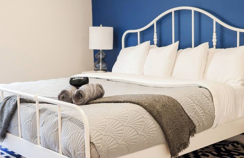 Berry Other | Family-friendly, private modern farmhouse, surrounded by farmland. Near the Ark.