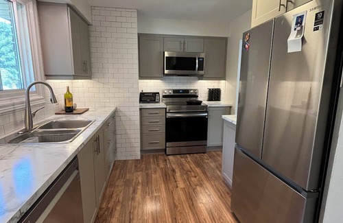 Barrie Apartment | Cozy king bedroom suite north Barrie