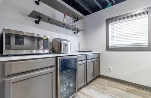 Jeffersonville House | Mins to Louisville|Outdoor Space|Projector Screen