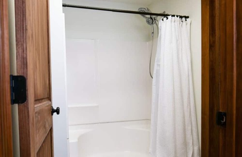 Clarkesville Apartment | Cozy little getaway at the lake