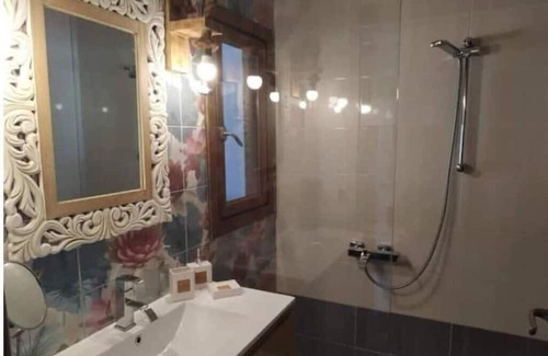 Loutraki Apartment | Apartment 'Unique Loutraki' with Sea View, Wi-Fi and Air Conditioning