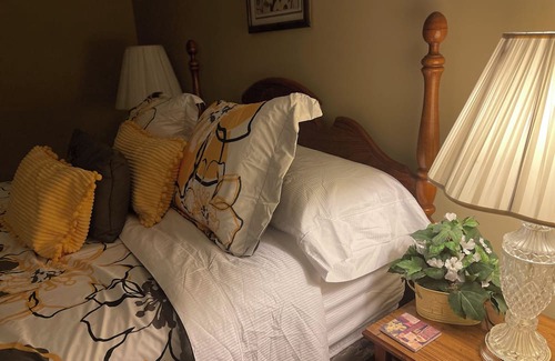 Lindenwald Bed & Breakfast | Condra House Beautiful Queen Room