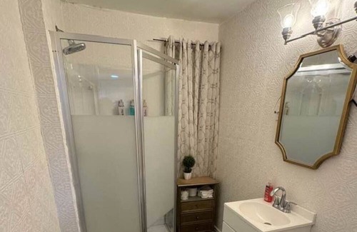 Queens Apartment | 15 Minutes from JFK & LaGuardia Airport. Nice loft Apartment