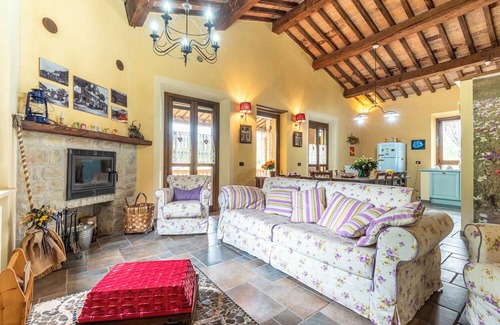 Murlo House | Holiday Home 'Dimora Della Miniera Di Murlo' with Private Terrace and Wi-Fi
