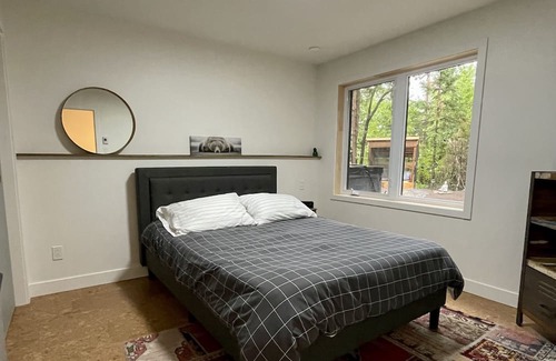 Gore Cottage | Beautiful brand new cottage in Gore, with spa and private access to Lake Baron