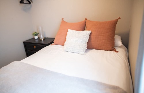 Creston Heights Apartment | 2 Bed | 1 Bath | Pet Friendly Apartment