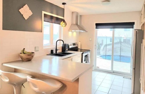 Aylmer House | 4 Bedrooms 3 Beds 1 Desk Heated Pool