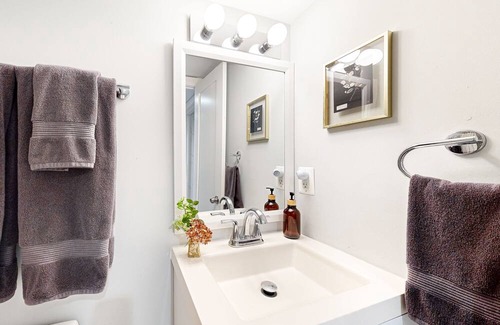 College Park Apartment | Home near downtown College Park with patio, streaming, kitchenette, W/D, & AC