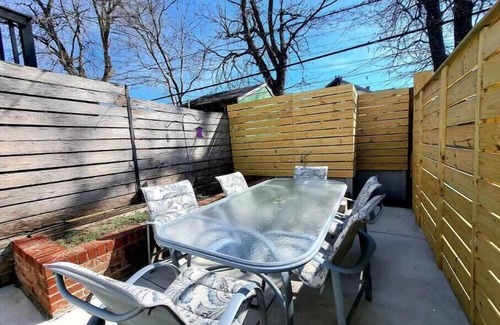 Hampden House | Hampden Townhouse Walkable/parking/JHU/backyard-patio