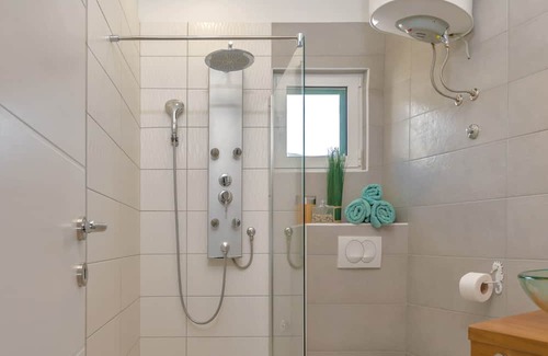 Komiza Apartment | Cozy 1-bedroom apartment with AC, WiFi, parking, terrace view, laundry