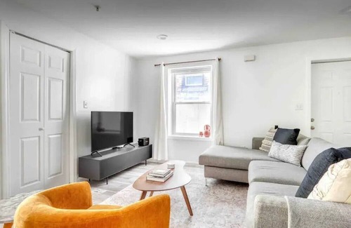 Union City Apartment | Modern 5BR Oasis: 15 Mins to NYC