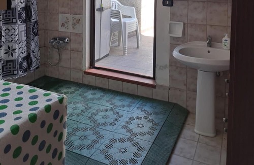 San Giovanni Suergiu House | Holiday Home 'Da Zia Giovanna' with Private Terrace and Wi-Fi