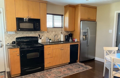 Chestnut Apartment | Lovely East Austin Studio / Garage Apartment