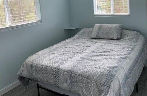 Eden Roc House | The Ohana House ByVolcano N Park 2BR 3QBeds 4Cots