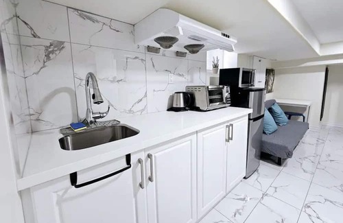 Trinity - Bellwoods Bed & Breakfast | Queen West Toronto Basement Unit