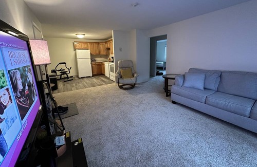 Portsmouth Apartment | Single bedroom with queen bed