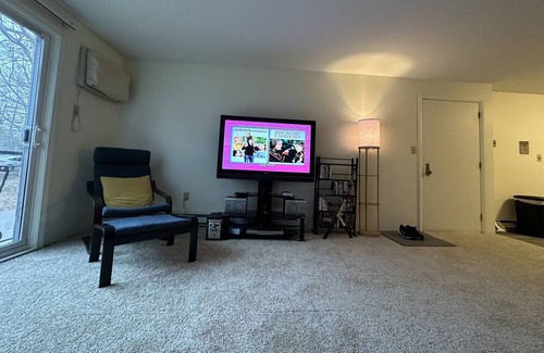 Portsmouth Apartment | Single bedroom with queen bed