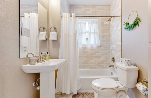 Highland Park House | Adorable retreat with a full kitchen, large yard, washer/dryer, central AC