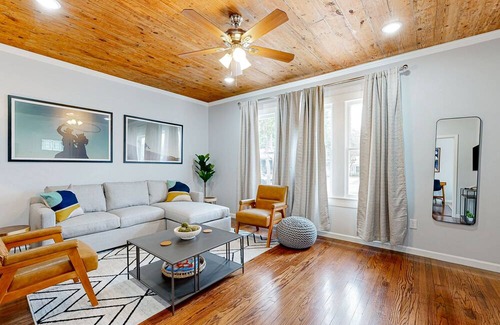 Highland Park House | Adorable retreat with a full kitchen, large yard, washer/dryer, central AC
