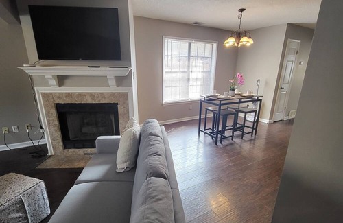 Cordova House | Charming 2-bedroom townhome with WiFi and AC in delightful Memphis/Cordova