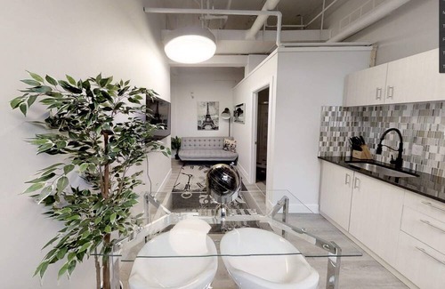 Sandy Hill Apartment | Private Bachelor in Sandy hill!