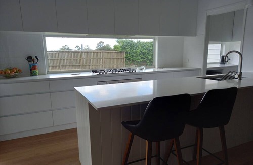 Highfields House | Airconditioned large family home. Sleeps 8 and pet friendly.
