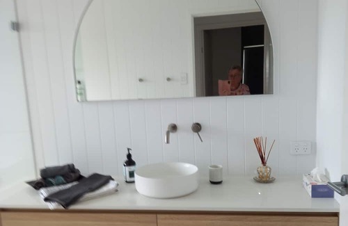 Highfields House | Airconditioned large family home. Sleeps 8 and pet friendly.