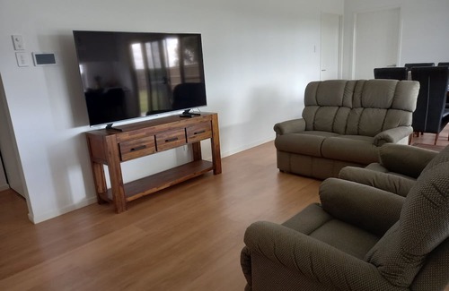 Highfields House | Airconditioned large family home. Sleeps 8 and pet friendly.