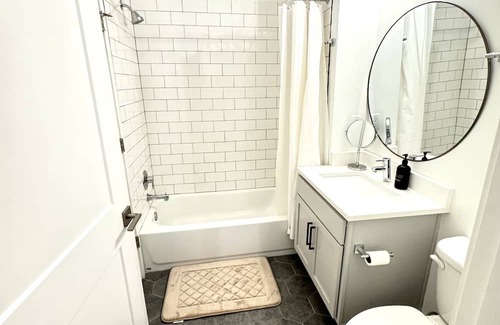 Newark Apartment | Delightful 2-bedroom apartment in Newark with fitness room, WiFi