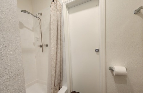 Clearwater House | Cozy 1 Bedroom, with Huge Yard & Near Beaches!