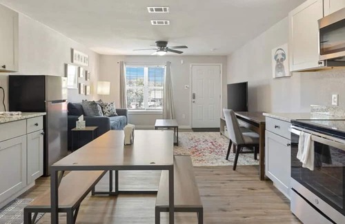 Cedar Crest Apartment | Luxe1BR w/ Private Patio - Near Dallas Zoo & Bishop Arts